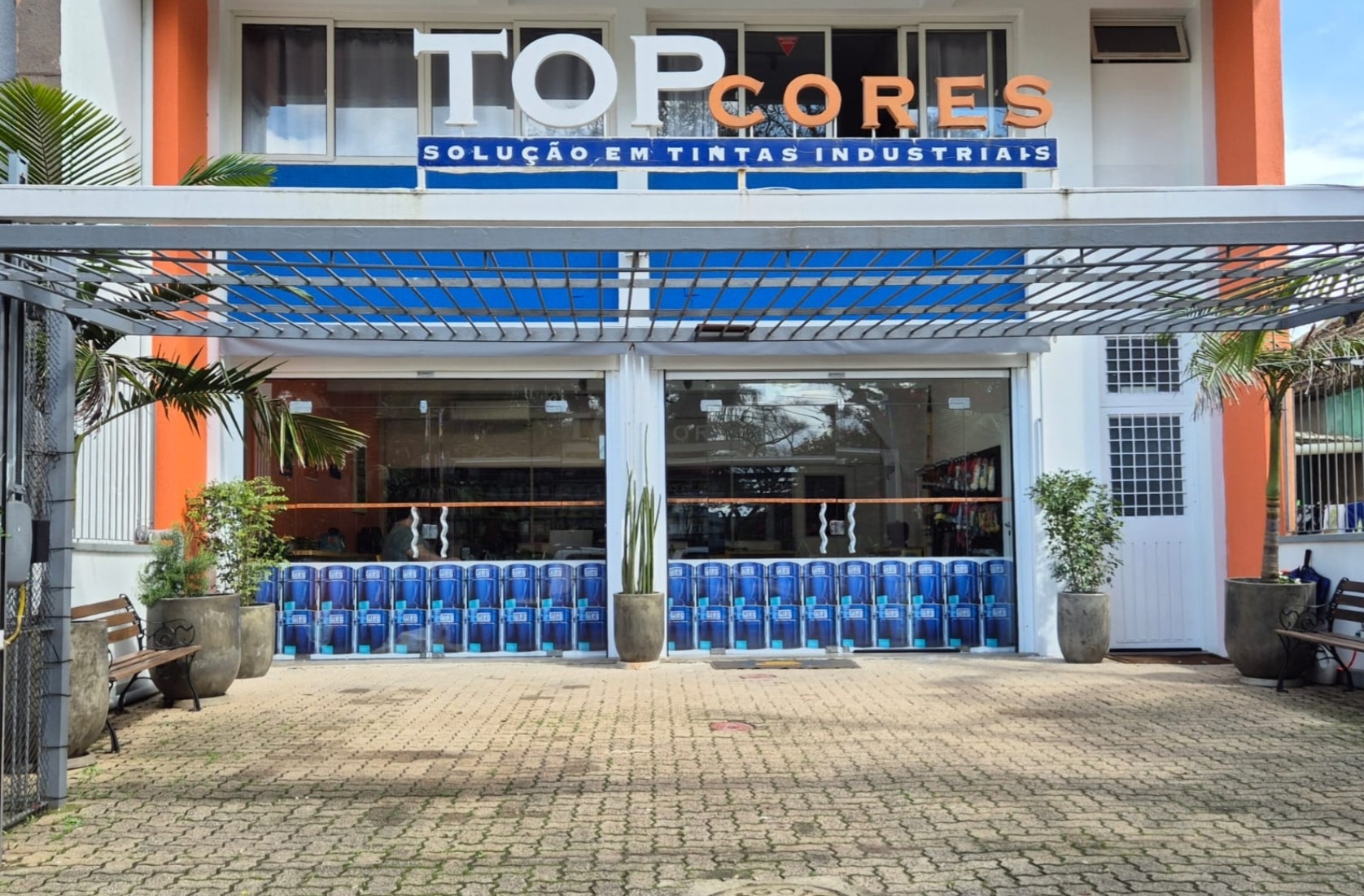 <p>A TOP CORES é uma distribuidora de tintas industriais para o segmento metal mecânico. Está localizada na zona norte da cidade de Porto Alegre. Contamos com máquina tintométrica linha industrial que permite produzir inúmeras cores dos catálogos Ral e Munsell e também máquina tintométrica da linha imobiliária.</p>

<p> </p>

<p>Desde 1995</p>
